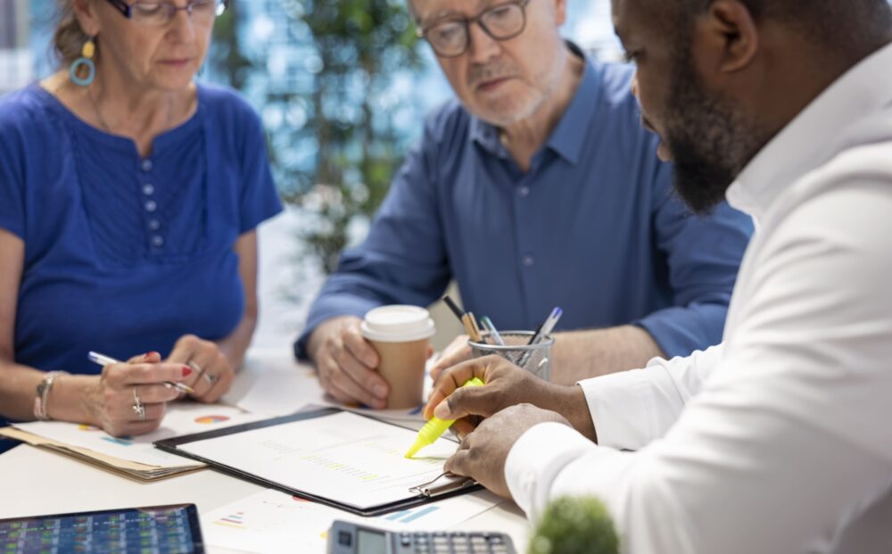 insurance-broker-highlighting-important-contract-terms (1)